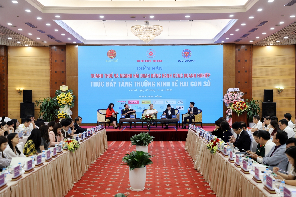 Lãnh đạo ngành thuế và hải quan đối thoại với doanh nghiệp tại Diễn đàn.
