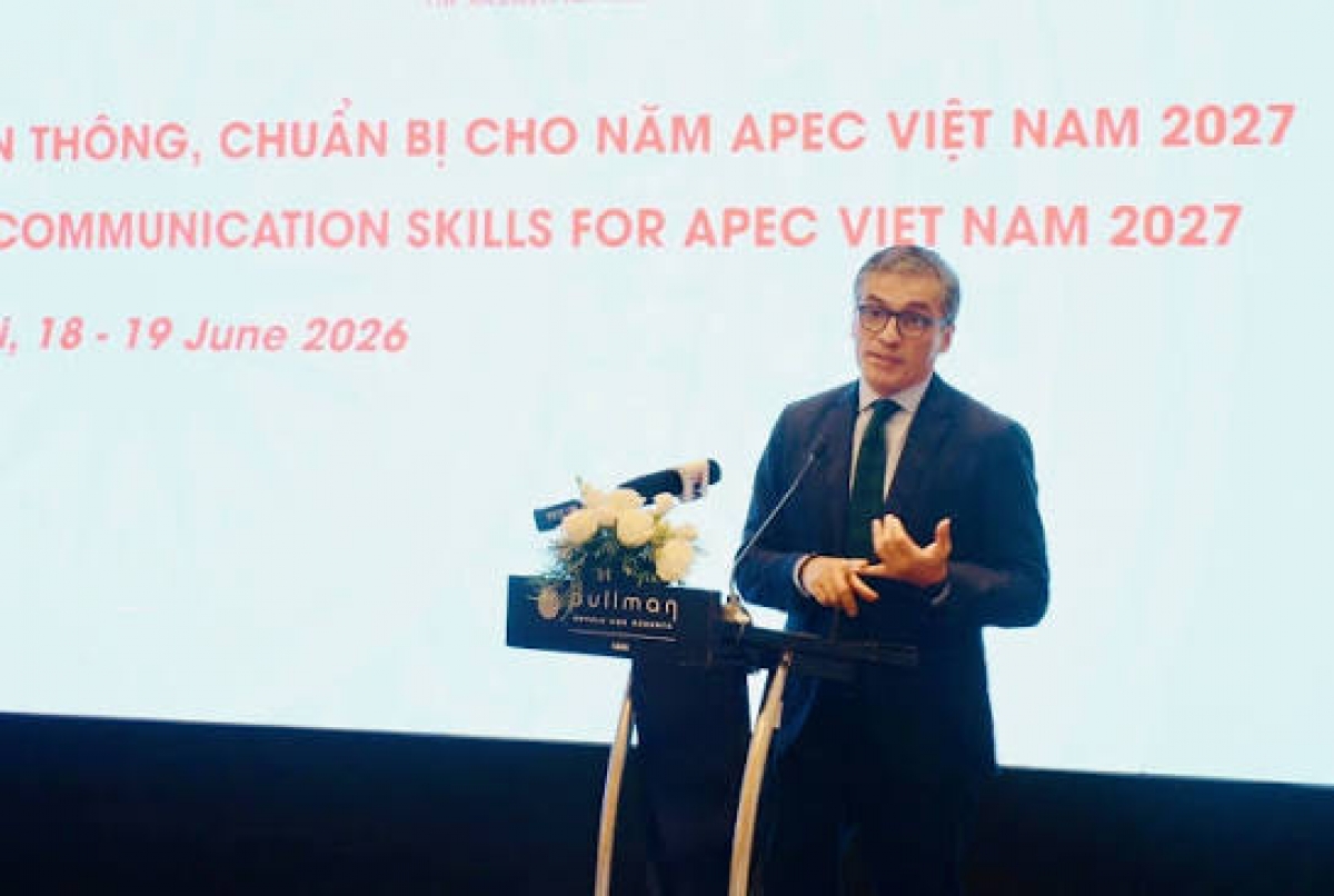 Ông Fernando Salas, Giám đốc Truyền thông và Quan hệ công chúng, Ban Thư ký APEC Quốc tế chia sẻ kinh nghiệm về hoạt động của truyền thông trong các kỳ APEC. Ảnh: TTX