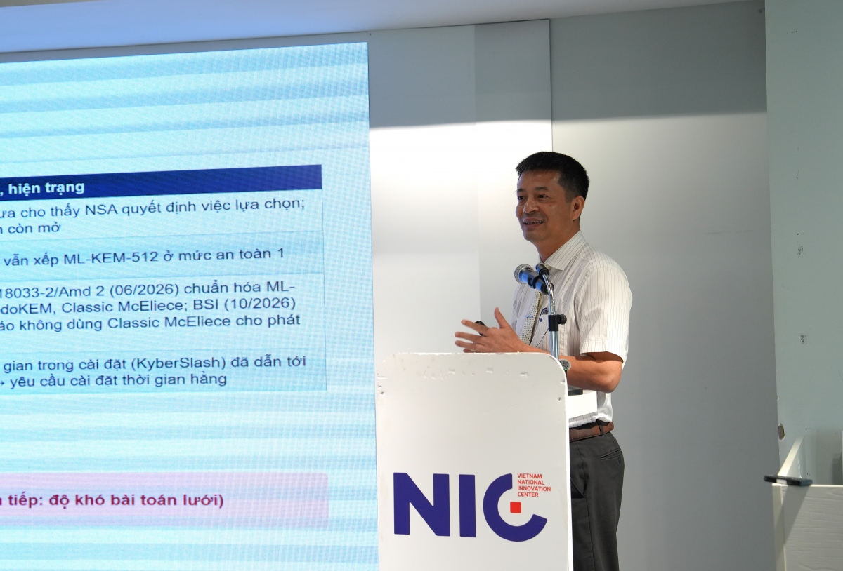 TS Nguyễn Quốc Toàn, Viện trưởng Viện Khoa học - Công nghệ mật mã (Ban Cơ yếu Chính phủ) giới thiệu những nội dung chính trong 3 dự thảo Tiêu chuẩn quốc gia về mật mã hậu lượng tử