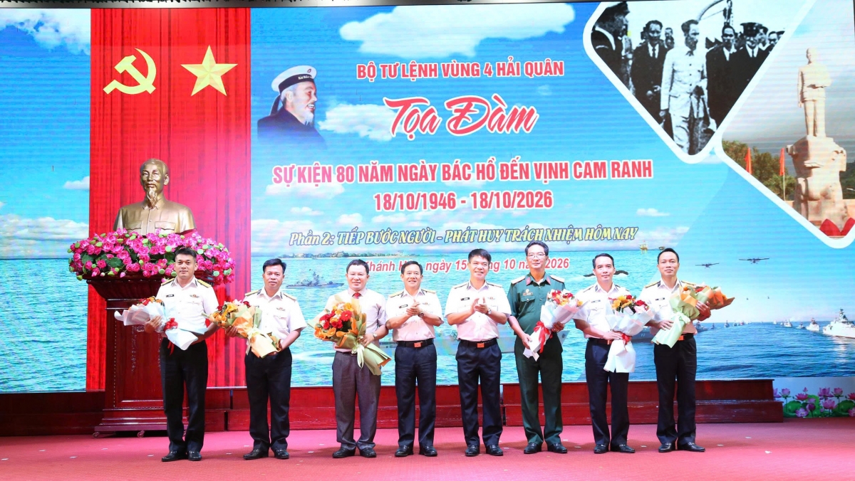 Thủ trưởng BTL Vùng 4 Hải quân tặng hoa các đại biểu tham gia tọa đàm