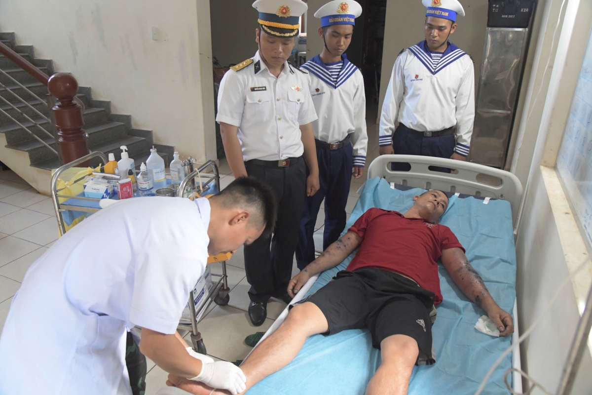 Các y, bác sĩ ân cần thăm khám cho ngư dân