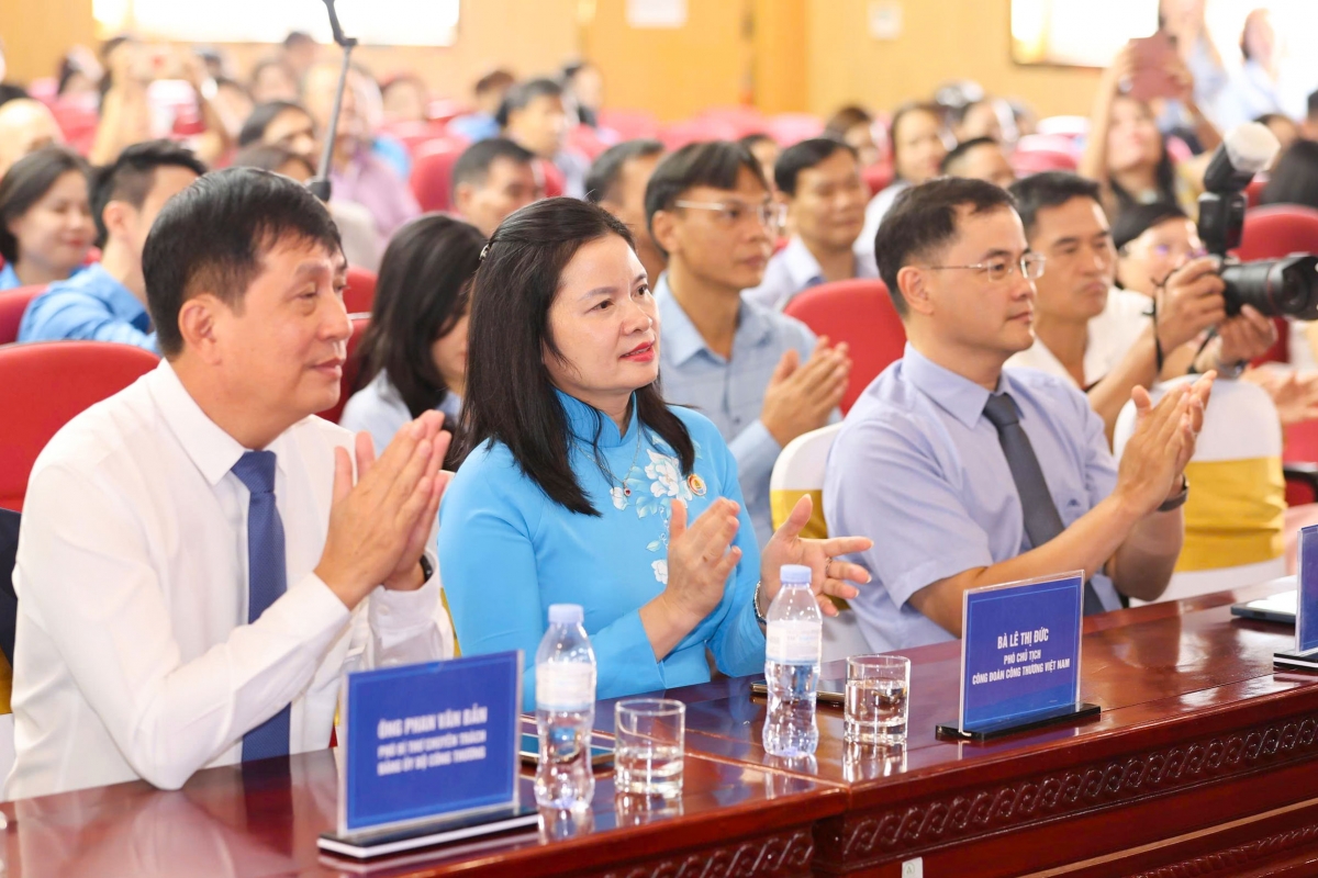Bà Lê Thị Đức (áo dài xanh) - Phó Chủ tịch Công đoàn Công Thương Việt Nam
