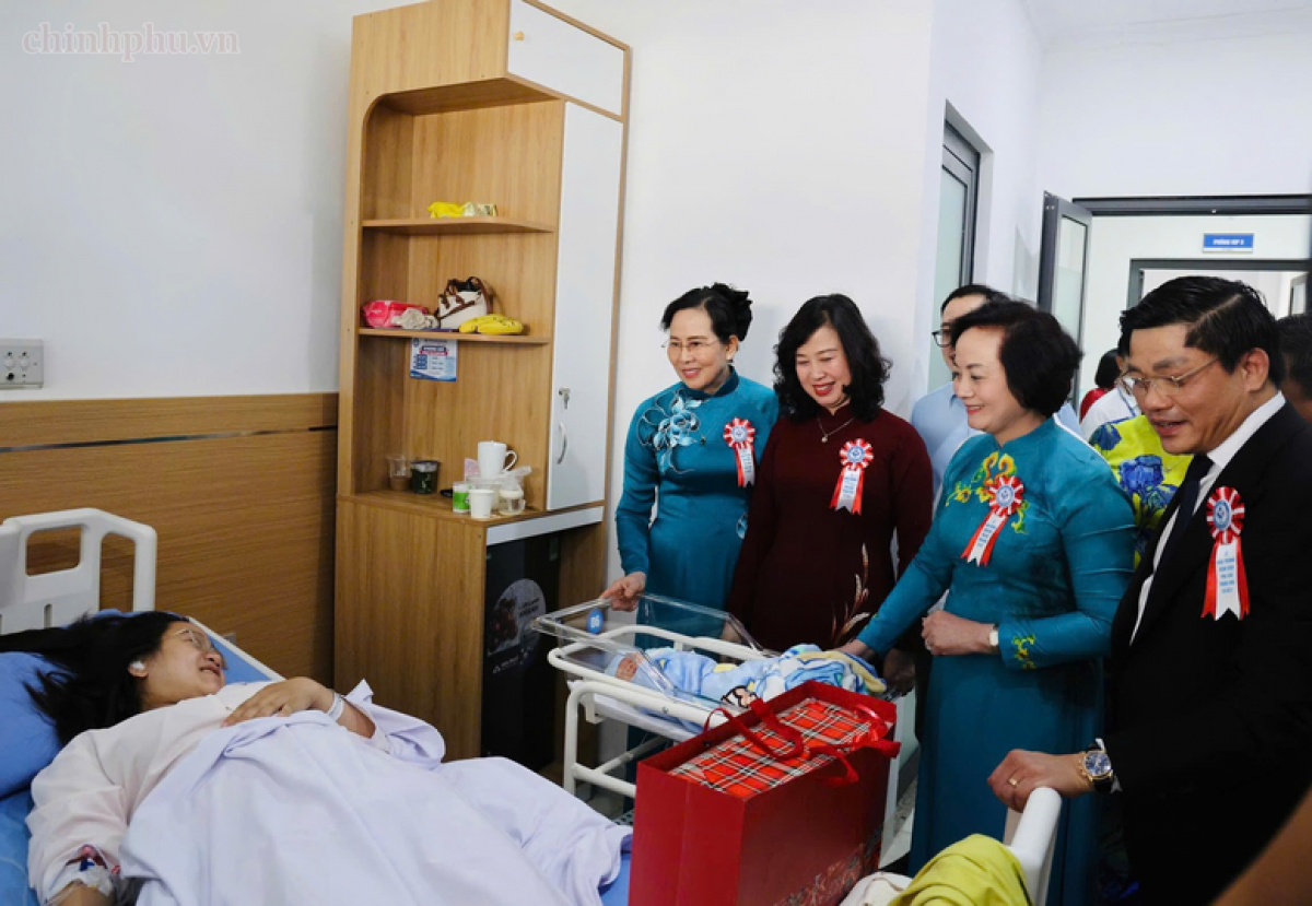 Phó Thủ tướng cùng đoàn đại biểu thăm hỏi mẹ con sản phụ tại cơ sở 2 của Bệnh viện Phụ sản Trung ương