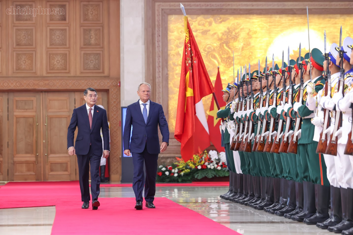 Thủ tướng Lê Minh Hưng và Thủ tướng Donald Tusk duyệt Đội Danh dự Quân đội nhân dân Việt Nam 