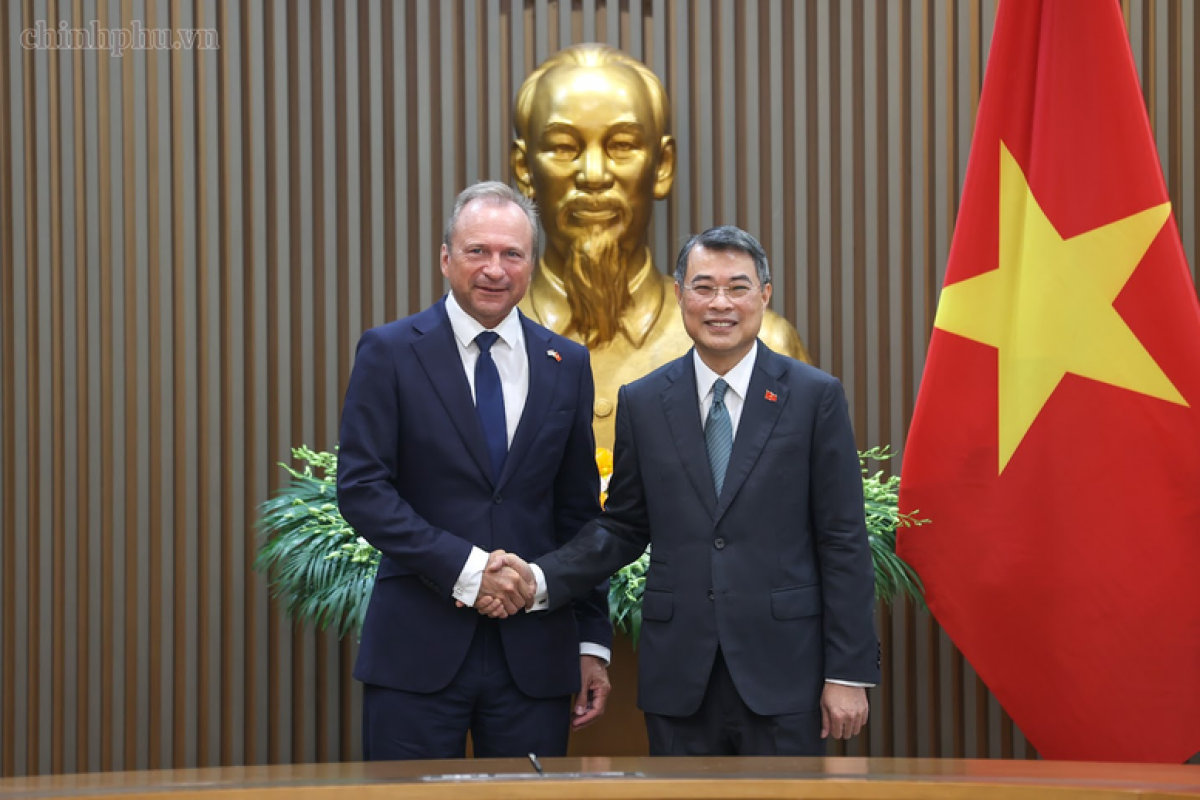 Thủ tướng tiếp Bộ trưởng Tài chính Luxembourg Gilles Roth