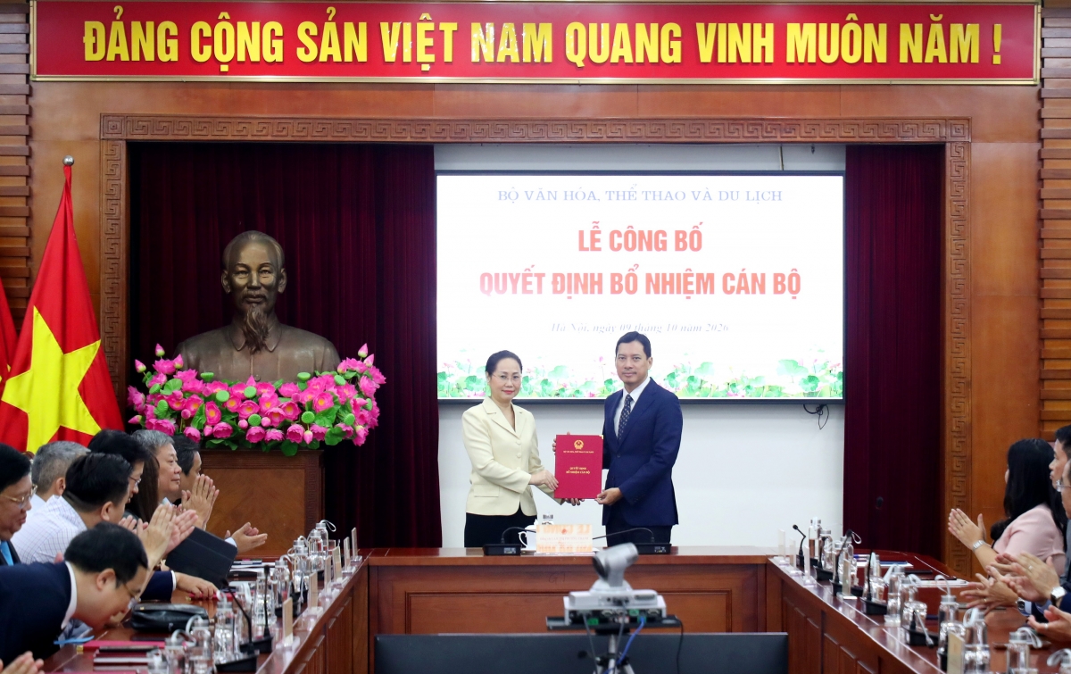 Bộ trưởng Lâm Thị Phương Thanh trao quyết định điều động, bổ nhiệm cho Cục trưởng Cục Báo chí
Lê Quang Tự Do. Ảnh: Trần Huấn