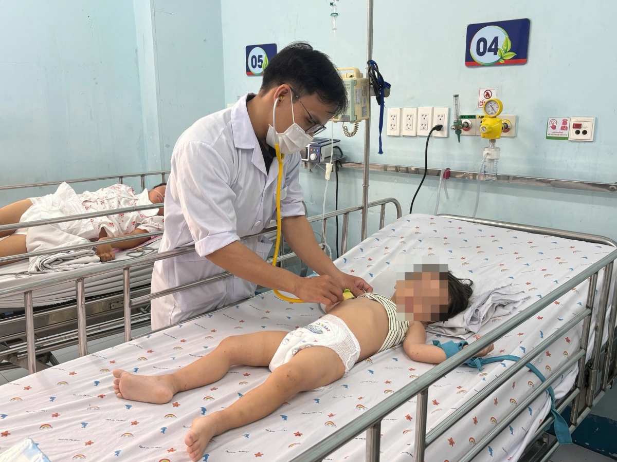 Bệnh viện Nhi đồng 1 đang điều trị nội trú cho 70 trẻ tay chân miệng. Ảnh: Kim Dung