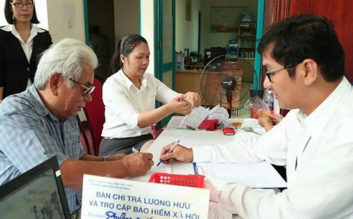 Người cao tuổi nhận lương hưu, trợ cấp tại điểm chi trả. Ảnh: BHXHVN