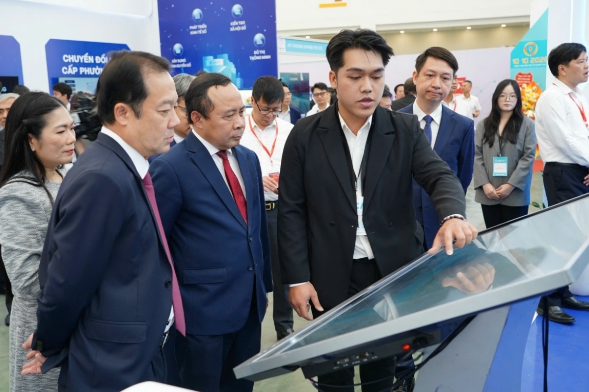 Các đại biểu tham quan gian hàng tại triển lãm chuyển đổi số