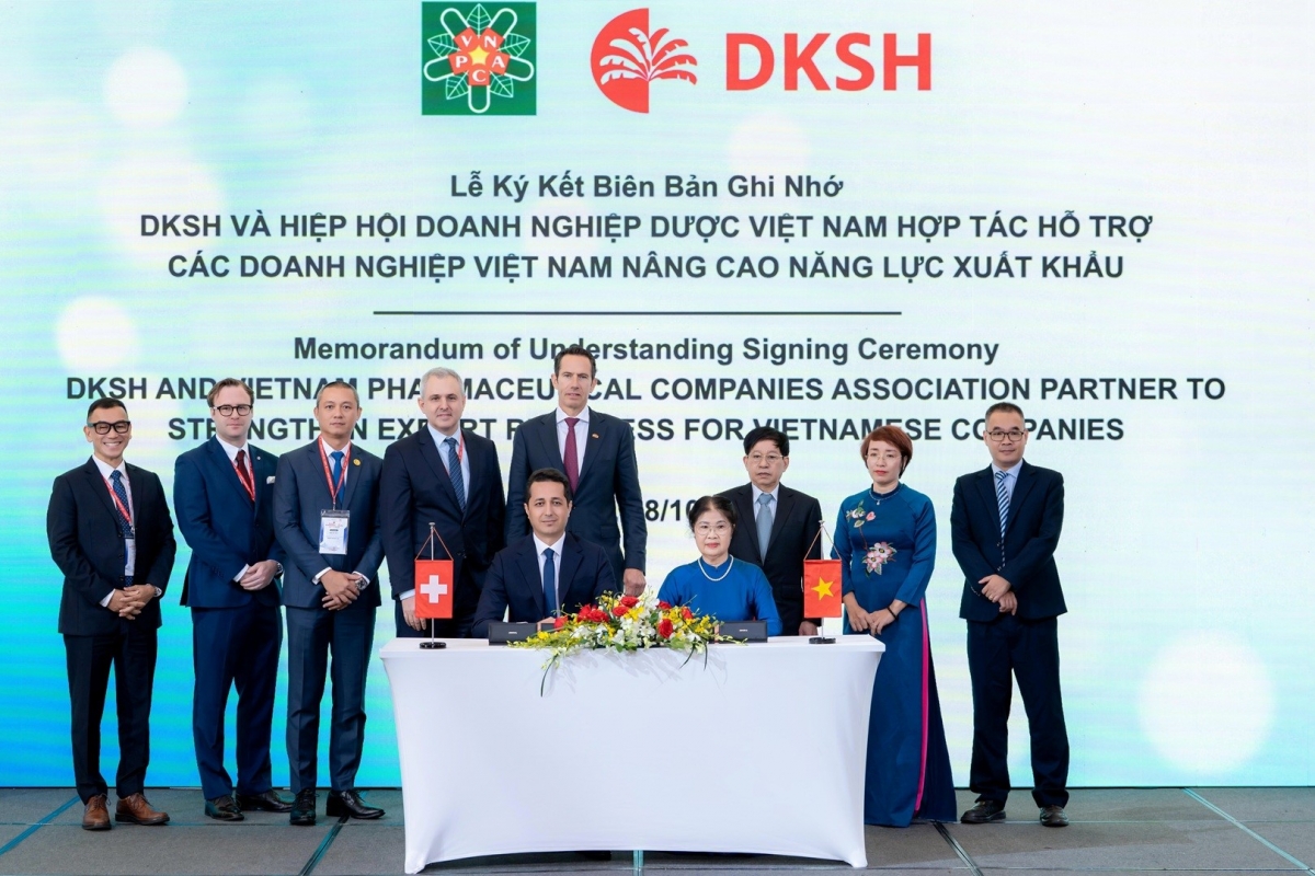 Ông Charaf Kadri, Phó Chủ tịch, Ngành hàng Chăm sóc Sức khỏe, DKSH Việt Nam và Bà Trần Thị Thu, Phó Chủ tịch Thường trực VNPCA đại diện 2 đơn vị ký kết Biên bản ghi nhớ (MOU).