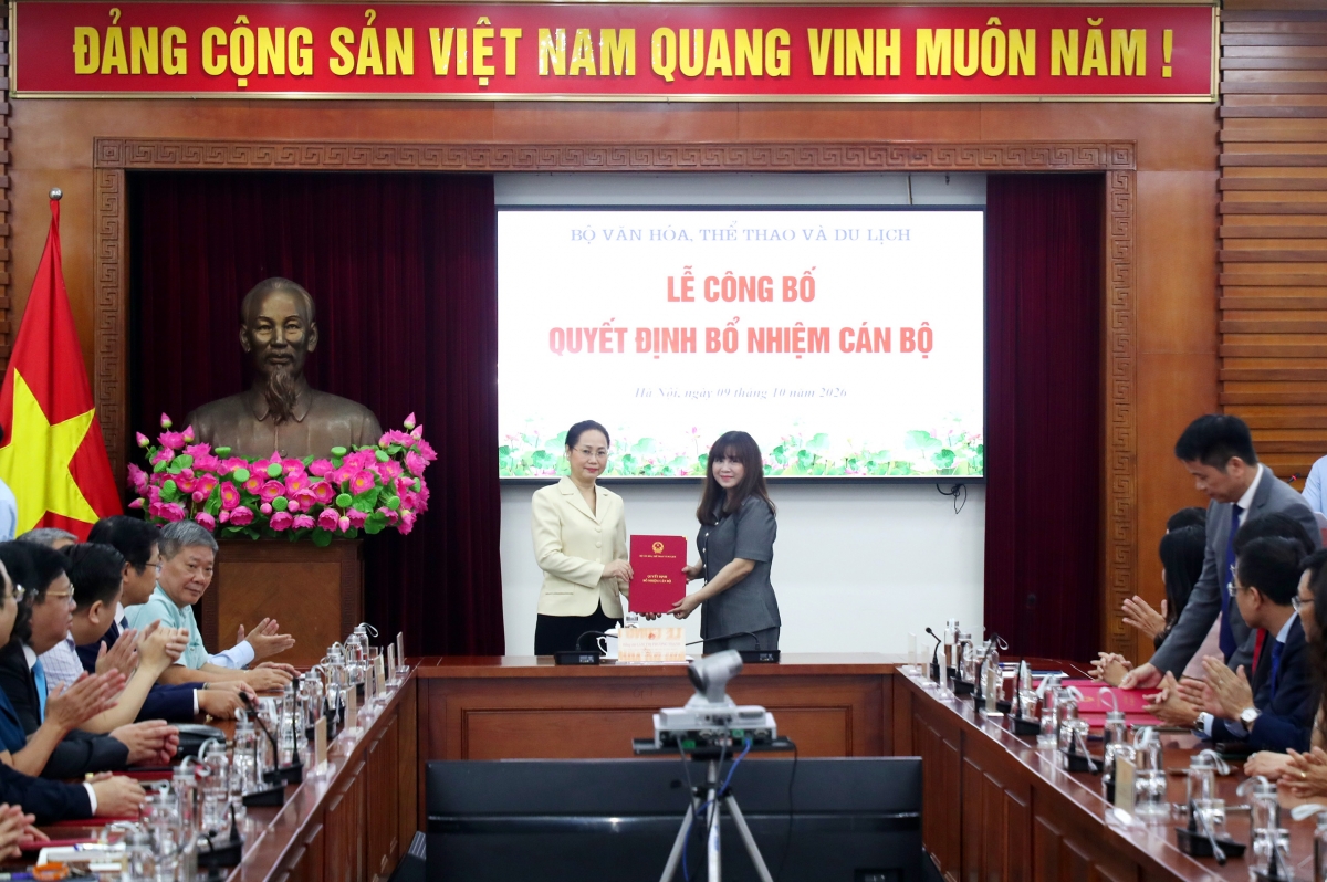 Bộ trưởng Lâm Thị Phương Thanh trao quyết định bổ nhiệm cho Cục trưởng Cục Văn hóa - Thông tin cơ sở và Gia đình Ninh Thị Thu Hương. Ảnh: Trần Huấn