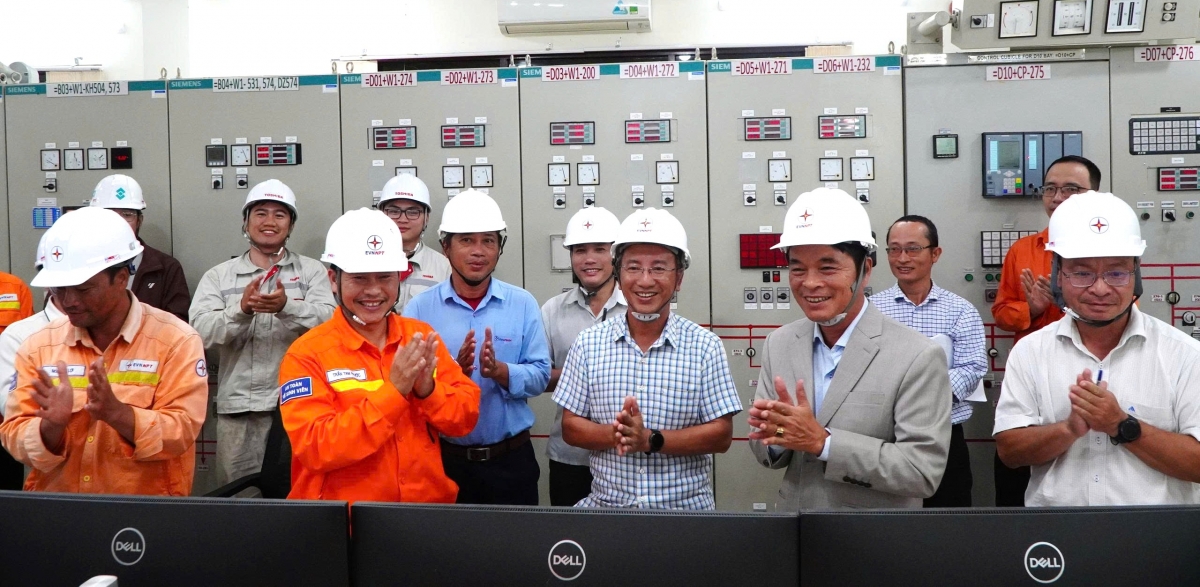 Đại diện các đơn vị liên quan chứng kiến thời khắc đóng điện thành công máy biến áp AT1. Ảnh Thái Bình - PTC3