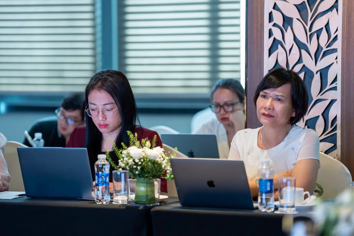PGS.TS Lê Thị Thanh Hương, Phó Hiệu trường Trường Đại học Y tế công cộng (bên phải ảnh)