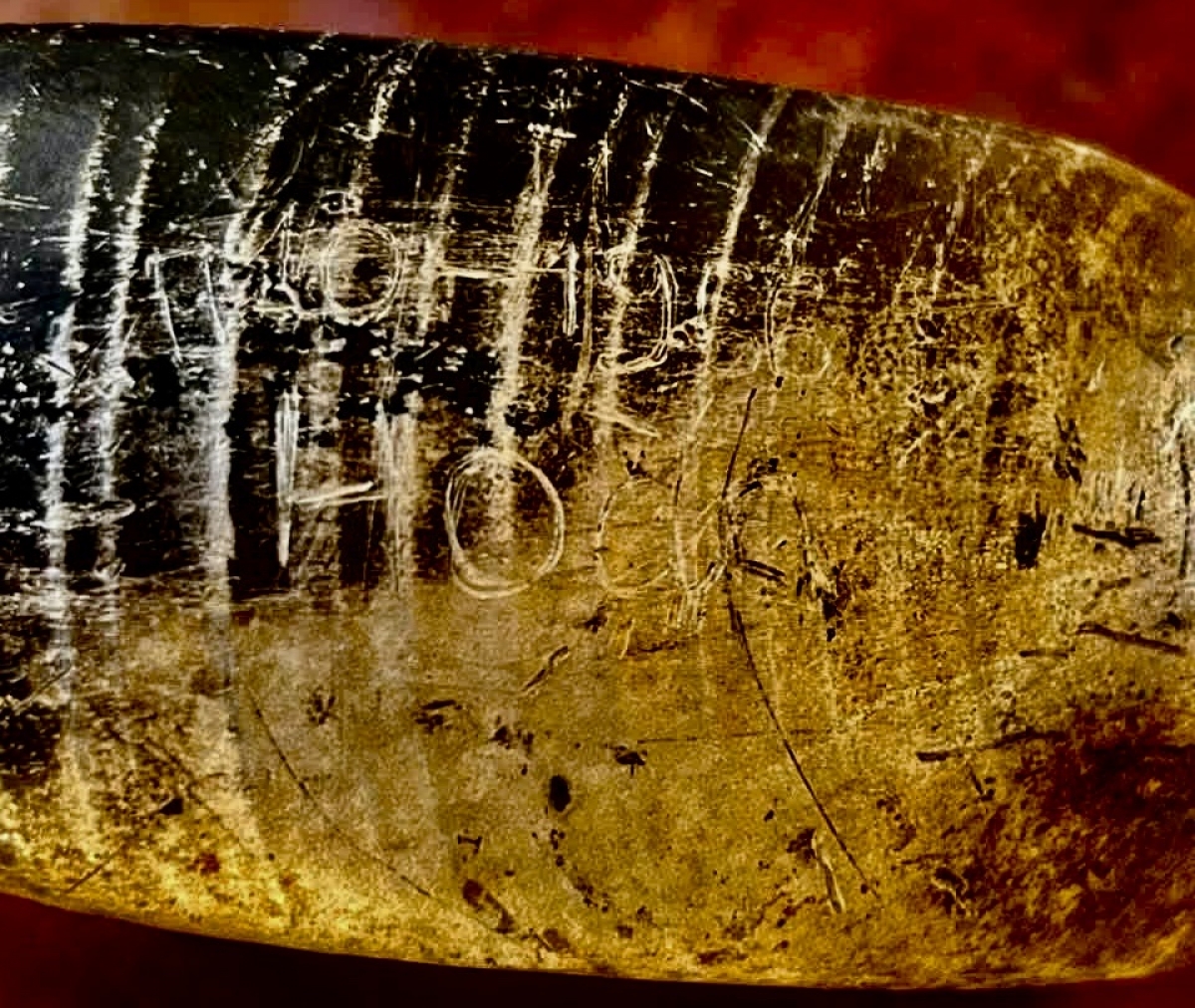 Chiếc bình tông khắc chữ "Hoàn" và khắc dấu thời gian "10-1966". (Ảnh: Đội K51, Bộ CHQS tỉnh Đắk Lắk)
