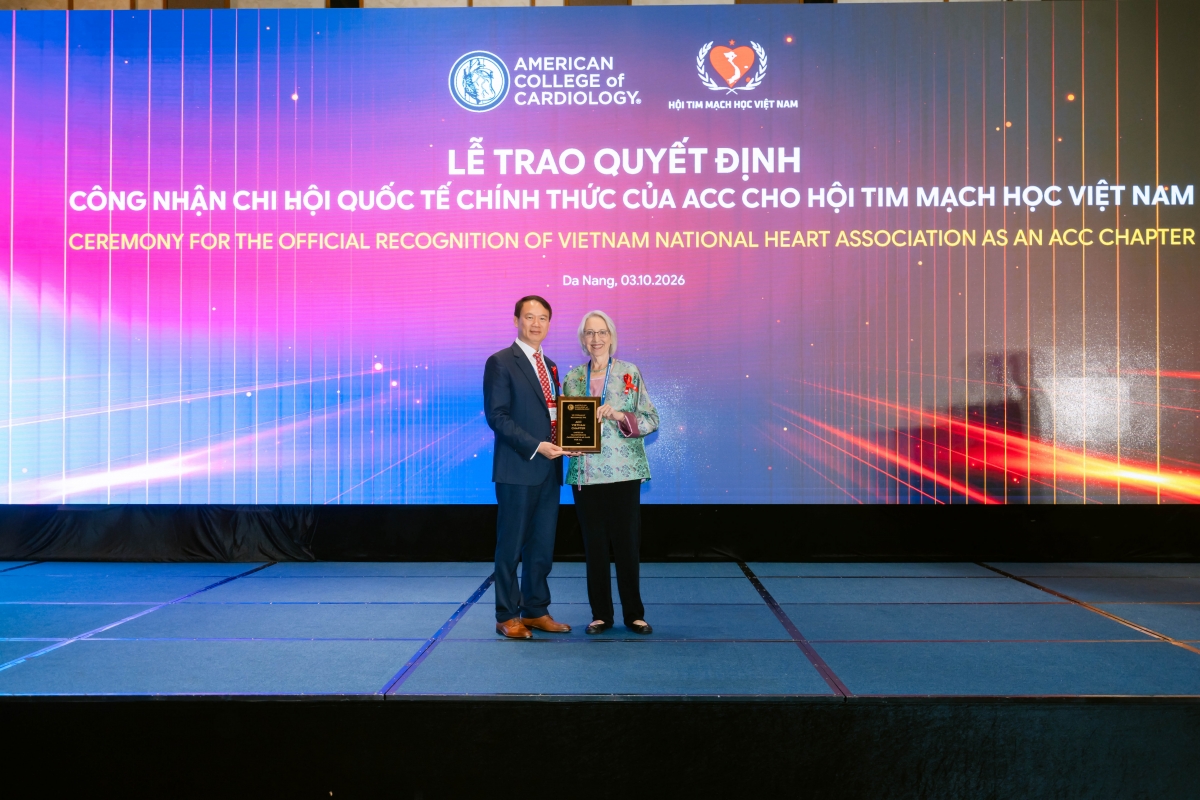 GS. Cathie Biga – nguyên Chủ tịch Trường môn Tim mạch Hoa Kỳ (ACC) trao chứng nhận Chi hội ACC cho GS.TS. Phạm Mạnh Hùng
