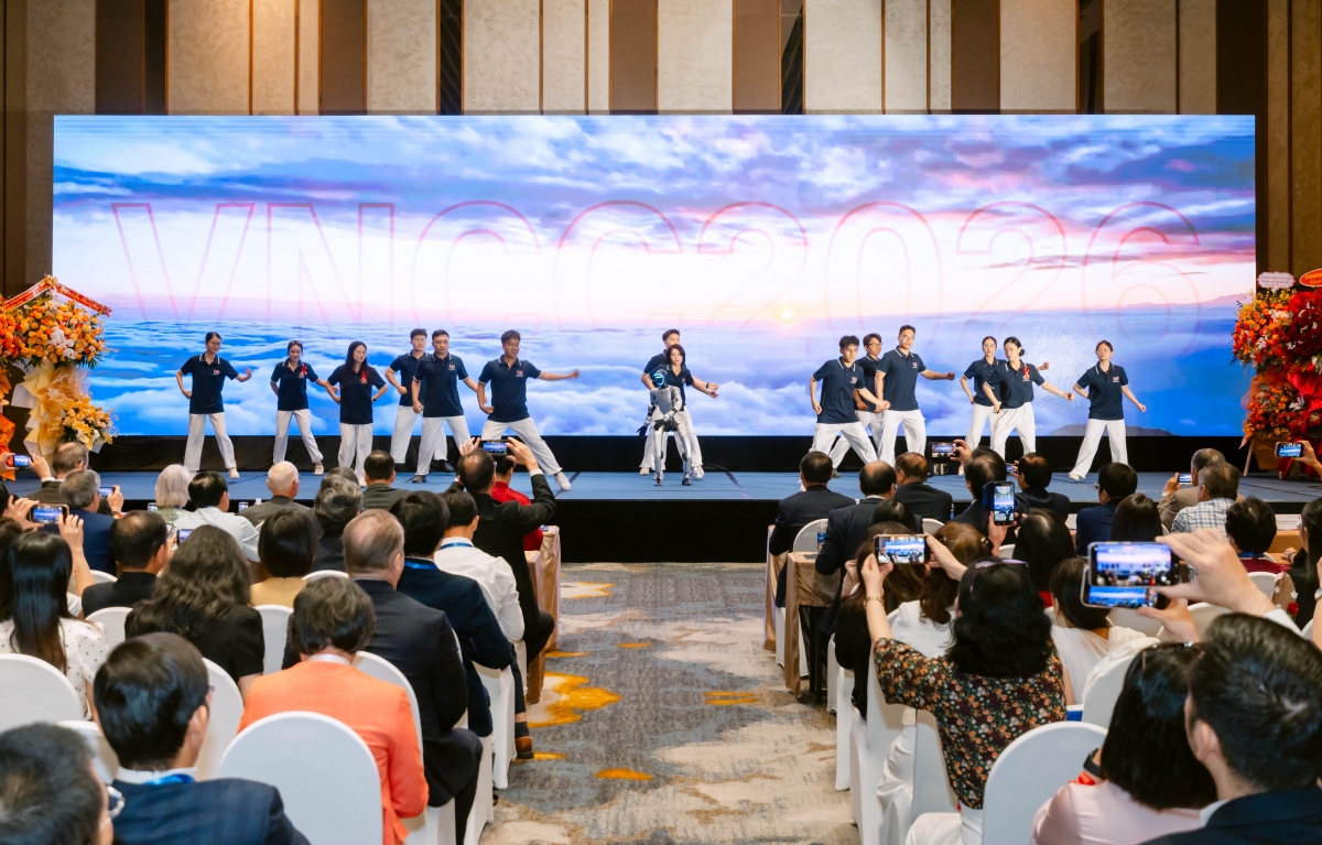 Các bác sĩ nội trú cùng robot trong màn trình diễn đặc biệt tại Lễ Khai mạc VNCC20