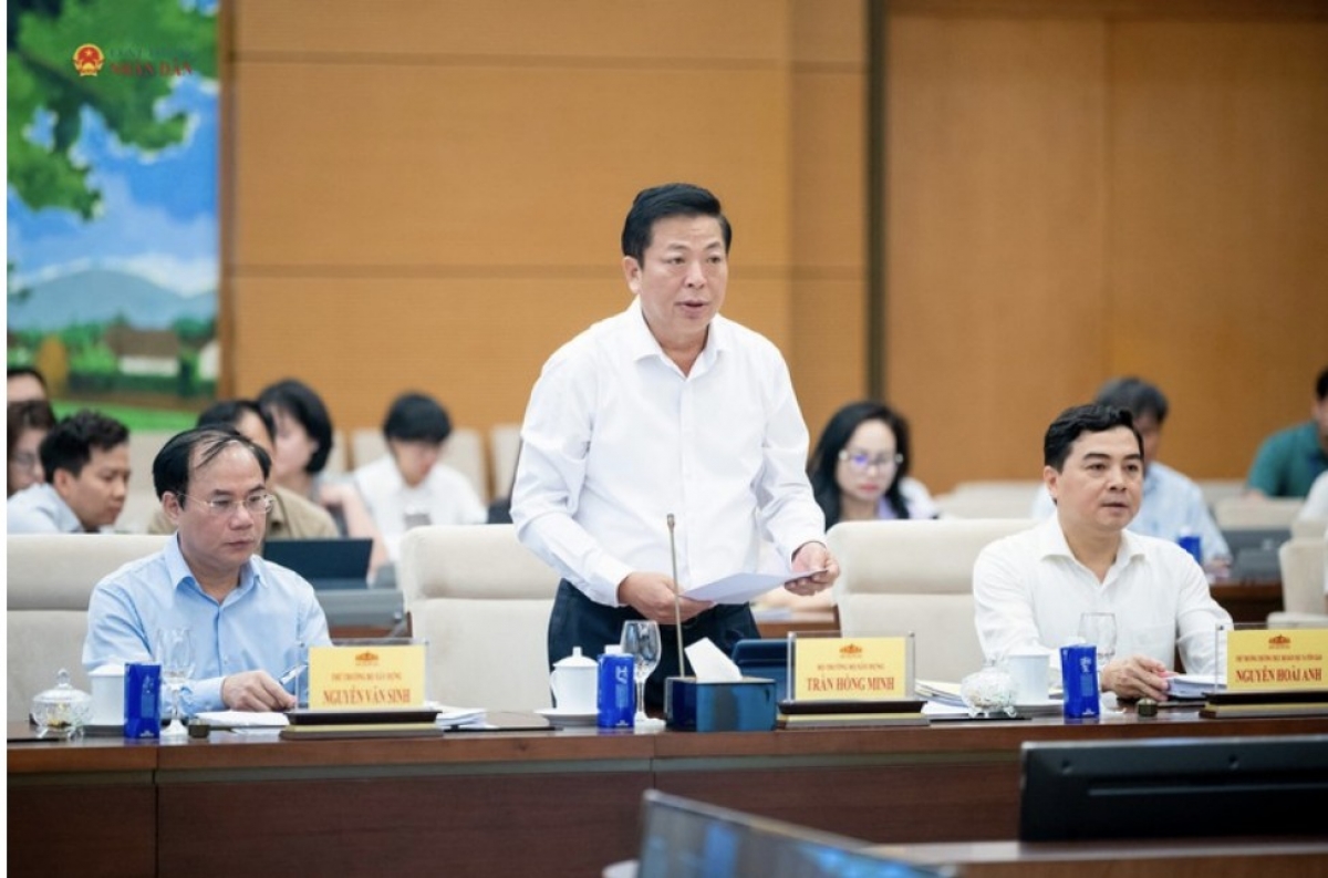 Bộ trưởng Bộ Xây dựng Trần Hồng Minh trình bày Tờ trình dự án luật tại phiên họp