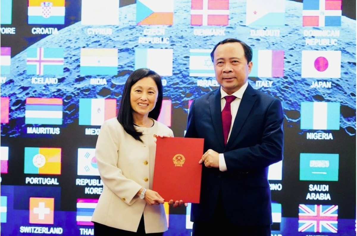 Bộ trưởng Khoa học và Công nghệ Vũ Hải Quân trao văn kiện Hiệp ước Artemis tới Đại sứ Hoa Kỳ tại Việt Nam Jennifer Wicks, bên lề Tuần lễ số 2026 tại Quảng Ninh, ngày 28/10