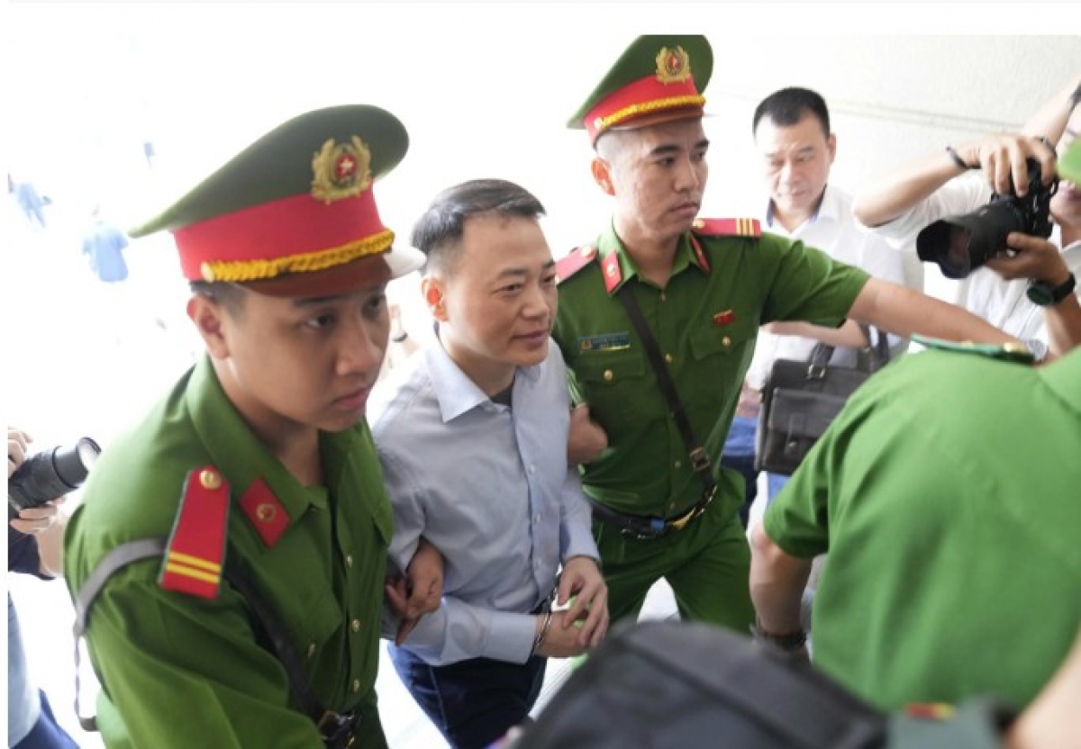 Bị cáo Nguyễn Hoà Bình (Shark Bình) được dẫn giải đến toà