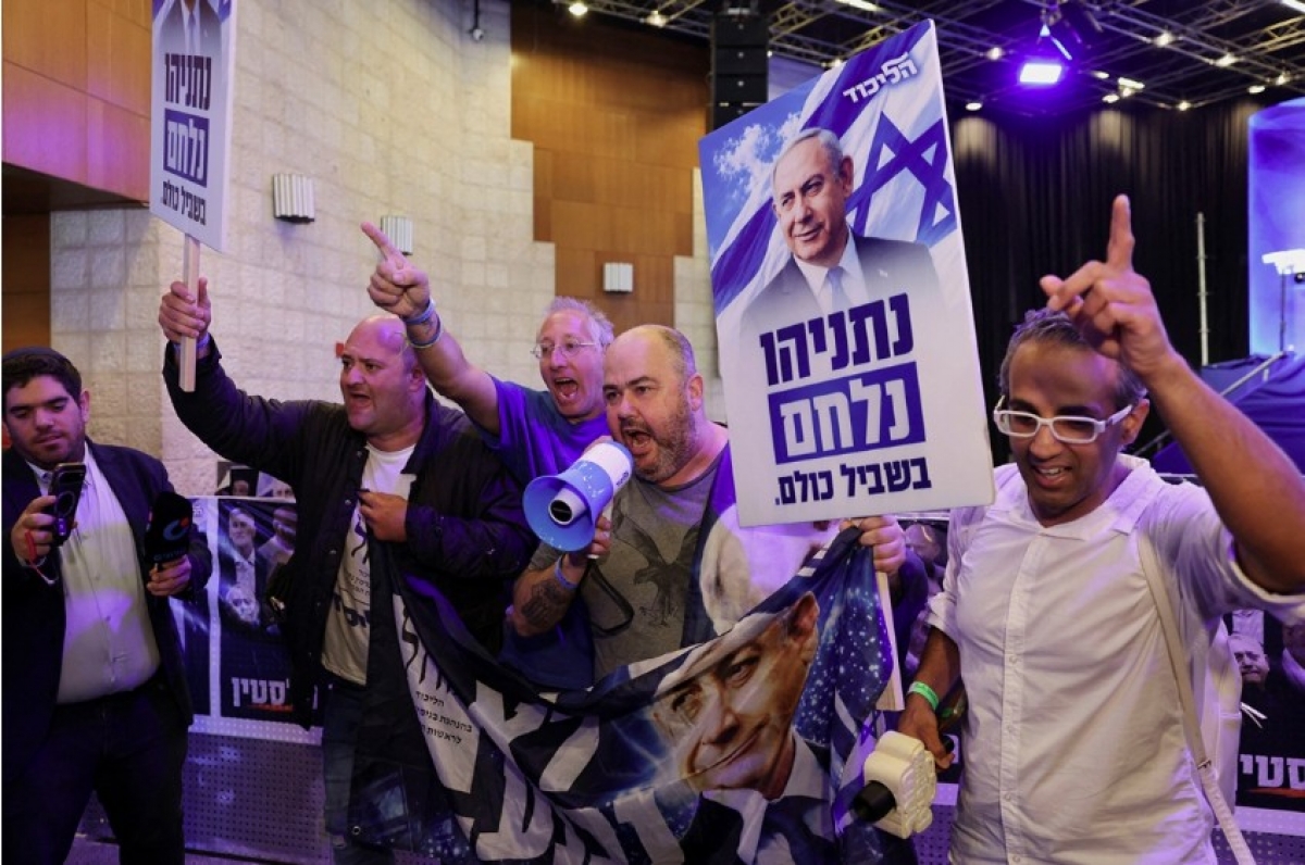 Những người ủng hộ Thủ tướng Israel Benjamin Netanyahu tập trung tại trụ sở tranh cử của đảng Likud tối 27/10/2026. Ảnh: Reuters