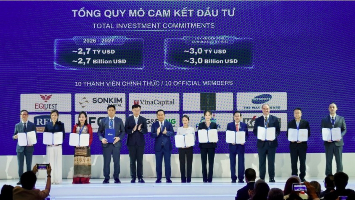 Lãnh đạo TPHCM chúc mừng đại diện 10 công ty holding đầu tiên tham gia VIFC-HCMC. 