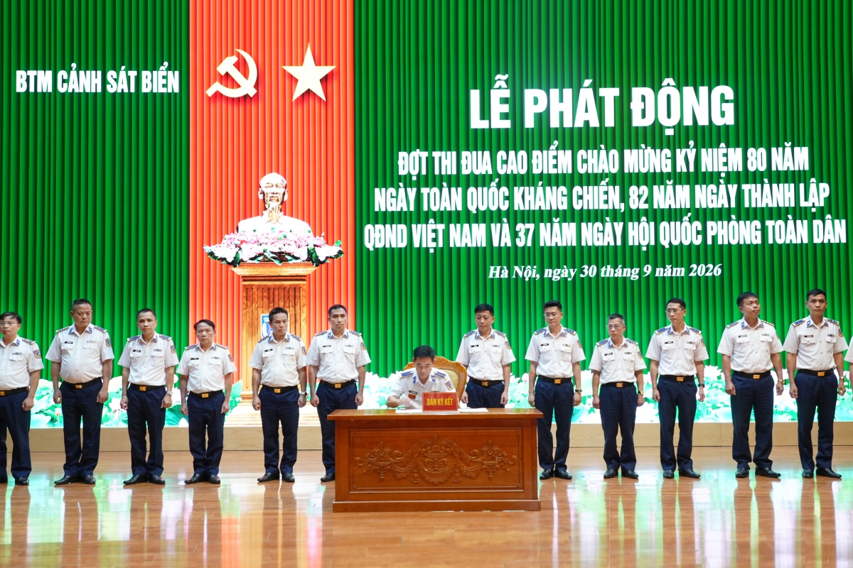 Đại diện lãnh đạo, chỉ huy các cơ quan, đơn vị ký kết giao ước thi đua