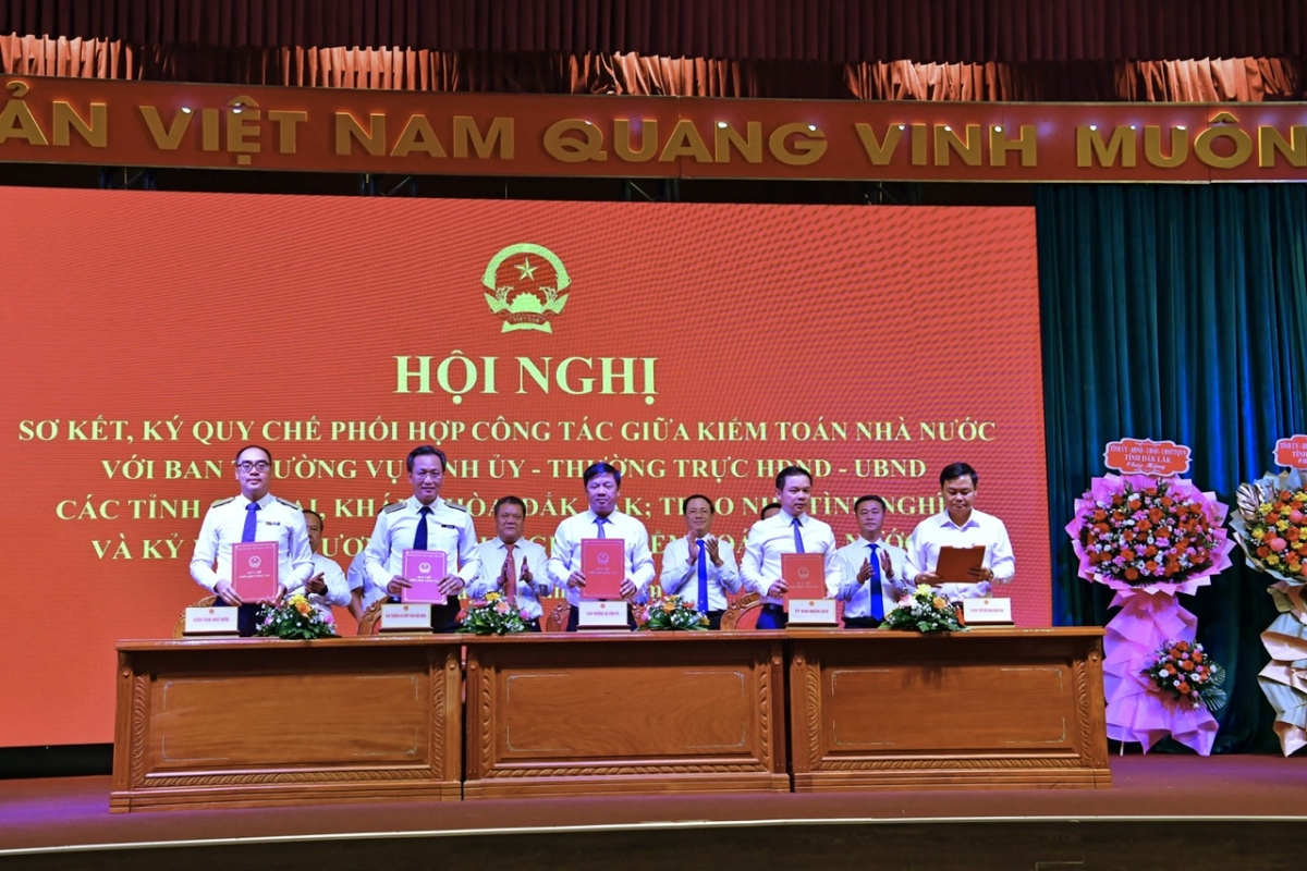 Ảnh: Đại diện Kiểm toán nhà nước và lãnh đạo các địa phương ký kết Quy chế phối hợp công tác giai đoạn tiếp theo
