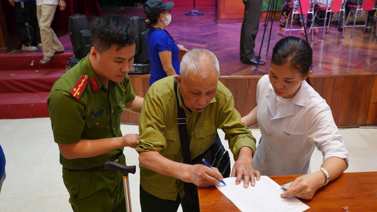 Thân nhân liệt sĩ tuổi cao sức yếu được Công an các xã, phối hợp chính quyền địa phương hỗ trợ đưa đến nơi lấy mẫu.