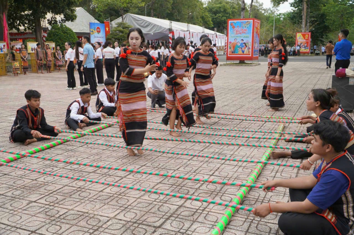 Các hoạt động văn hoá truyền thống vùng đồng bào giúp người dân thêm gắn kết vùng biên giới (Ảnh: Lưu Sơn)