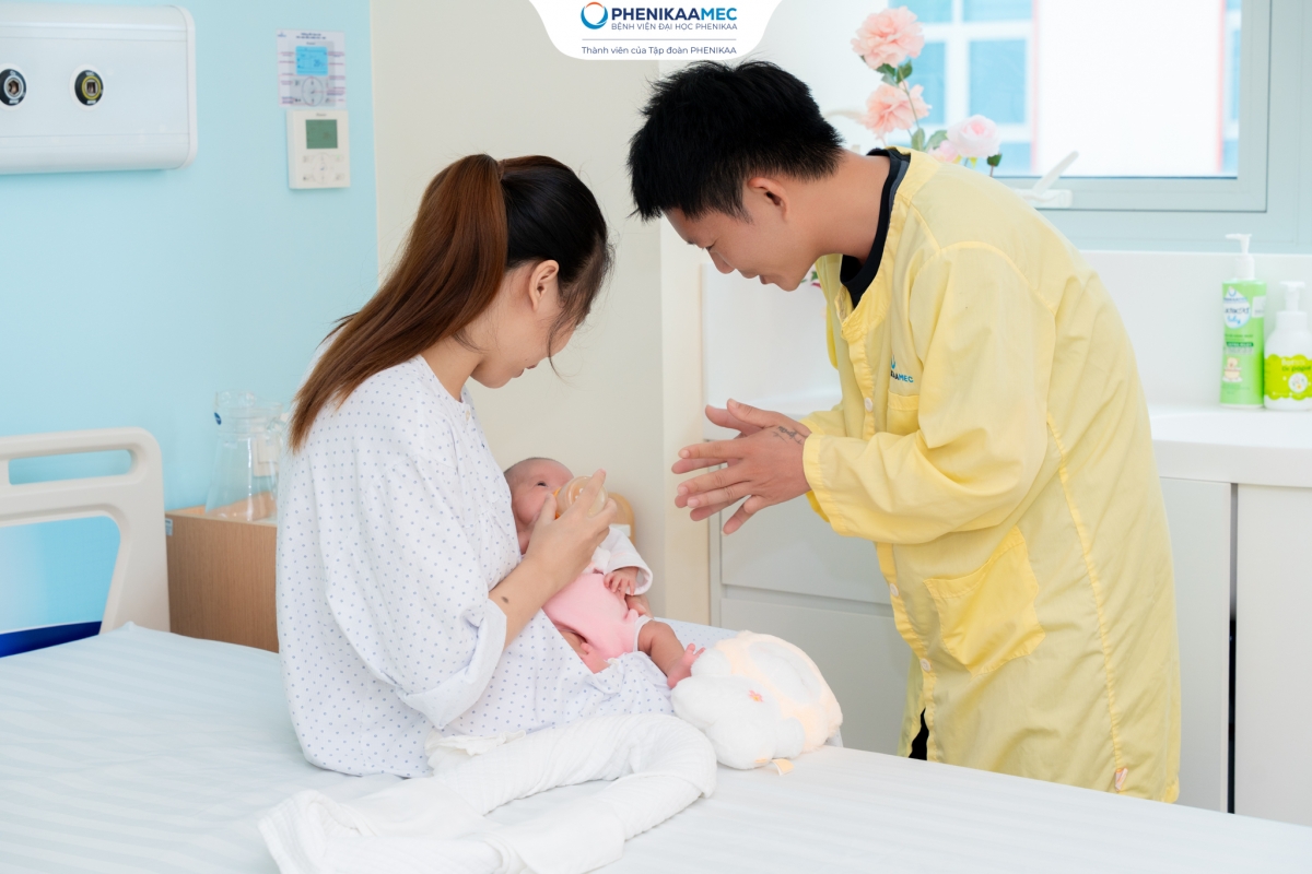 Sau gần 5 tháng được các thầy thuốc liên viện giành giật sự sống, bé Ngọc Trúc đã được xuất viện trong vòng tay cha mẹ