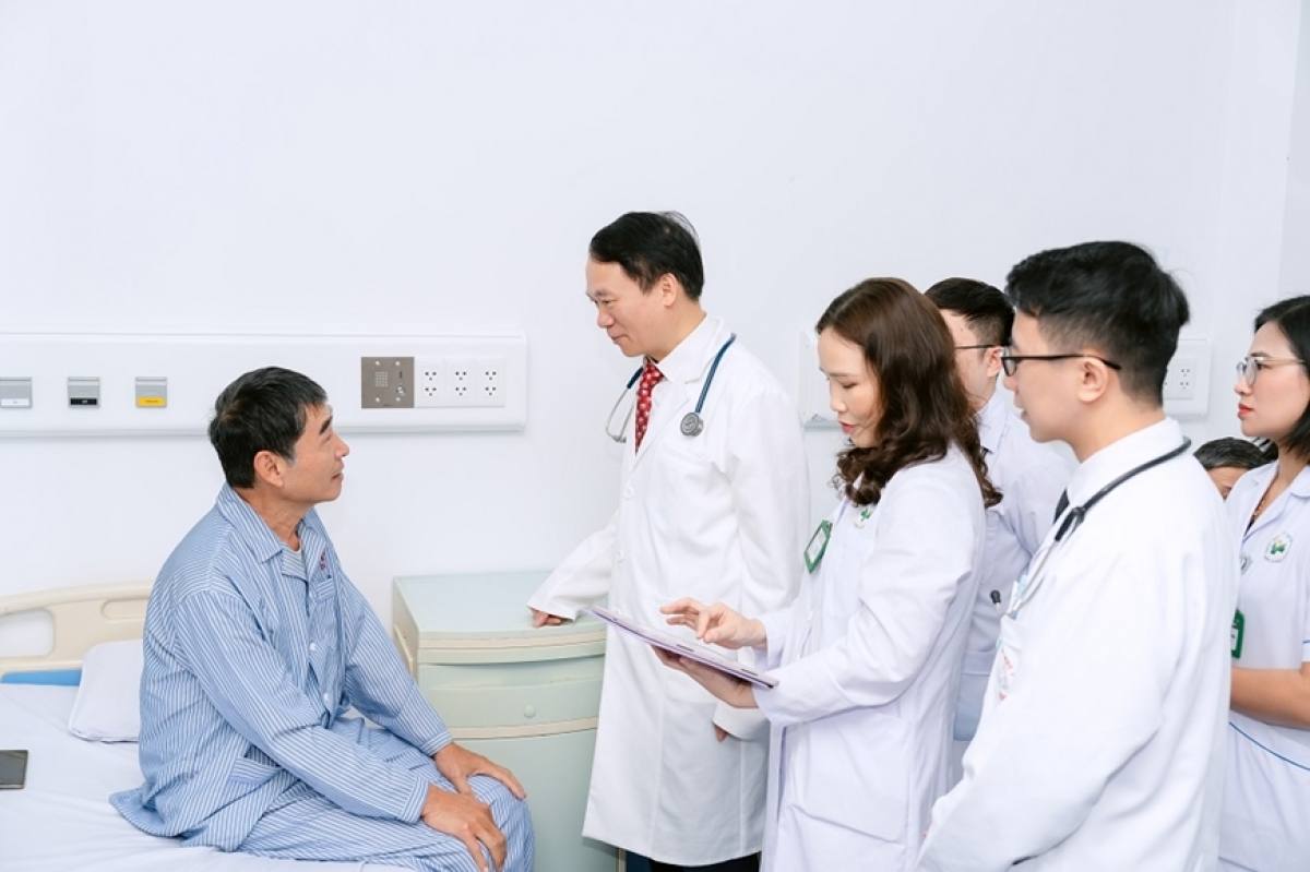 GS.TS.BS Phạm Mạnh Hùng hiện là Viện trưởng Viện Tim mạch, Bệnh viện 19-8, Chủ nhiệm Bộ môn Tim mạch tại Trường Đại học Y Hà Nội, Chủ tịch Liên đoàn Tim mạch Đông Nam Á