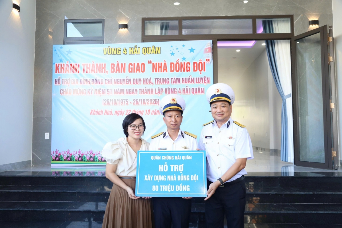 Đại tá Bùi Xuân Bình, Bí thư Đảng ủy, Chính ủy Vùng 4 Hải quân trao biển hỗ trợ kinh phí xây dựng nhà đồng đội tặng gia đình Đại úy QNCN Nguyễn Duy Hòa.