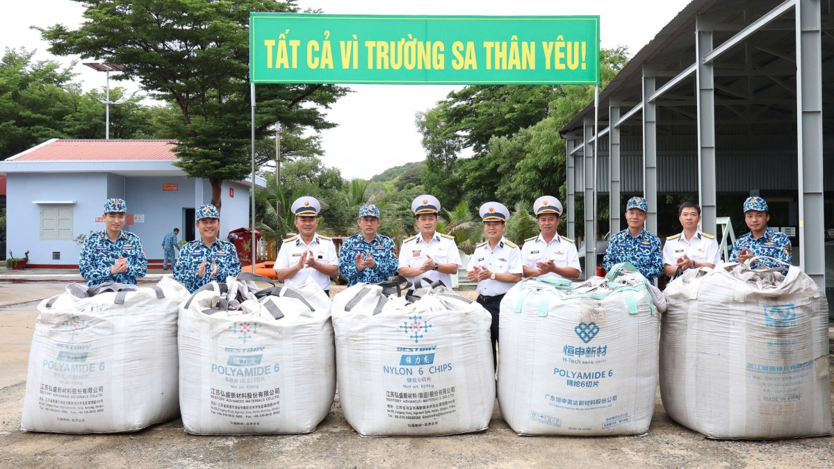 Đại diện Vùng 4 Hải quân và Lữ đoàn 189 bàn giao, tiếp nhận phân bón