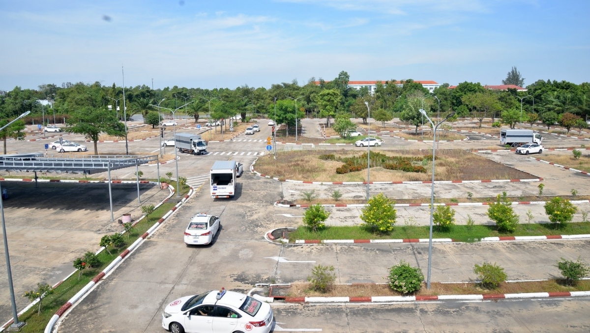 Hệ thống mô phỏng sa hình theo kích thước sân sát hạch thực tế, có biển báo, vạch kẻ đường, làn đường và điểm dừng, giúp học viên làm quen với không gian thi (ảnh: Hà Khánh)