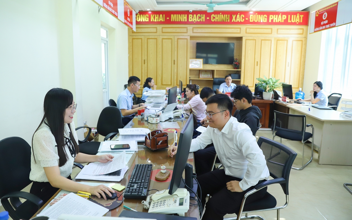 Người dân đến làm việc tại Trung tâm Phục vụ hành chính công phường Quang Hanh được hướng dẫn chi tiết để hạn chế việc phải đi lại nhiều lần bổ sung hồ sơ