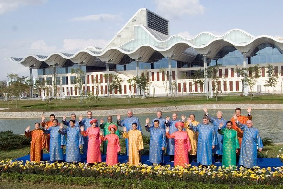 Chủ tịch nước Nguyễn Minh Triết (giữa, hàng đầu) chụp ảnh cùng các nhà lãnh đạo tại Hội nghị APEC 2006 do Việt Nam làm chủ nhà tại Thủ đô Hà Nội. Ảnh: Apec.org