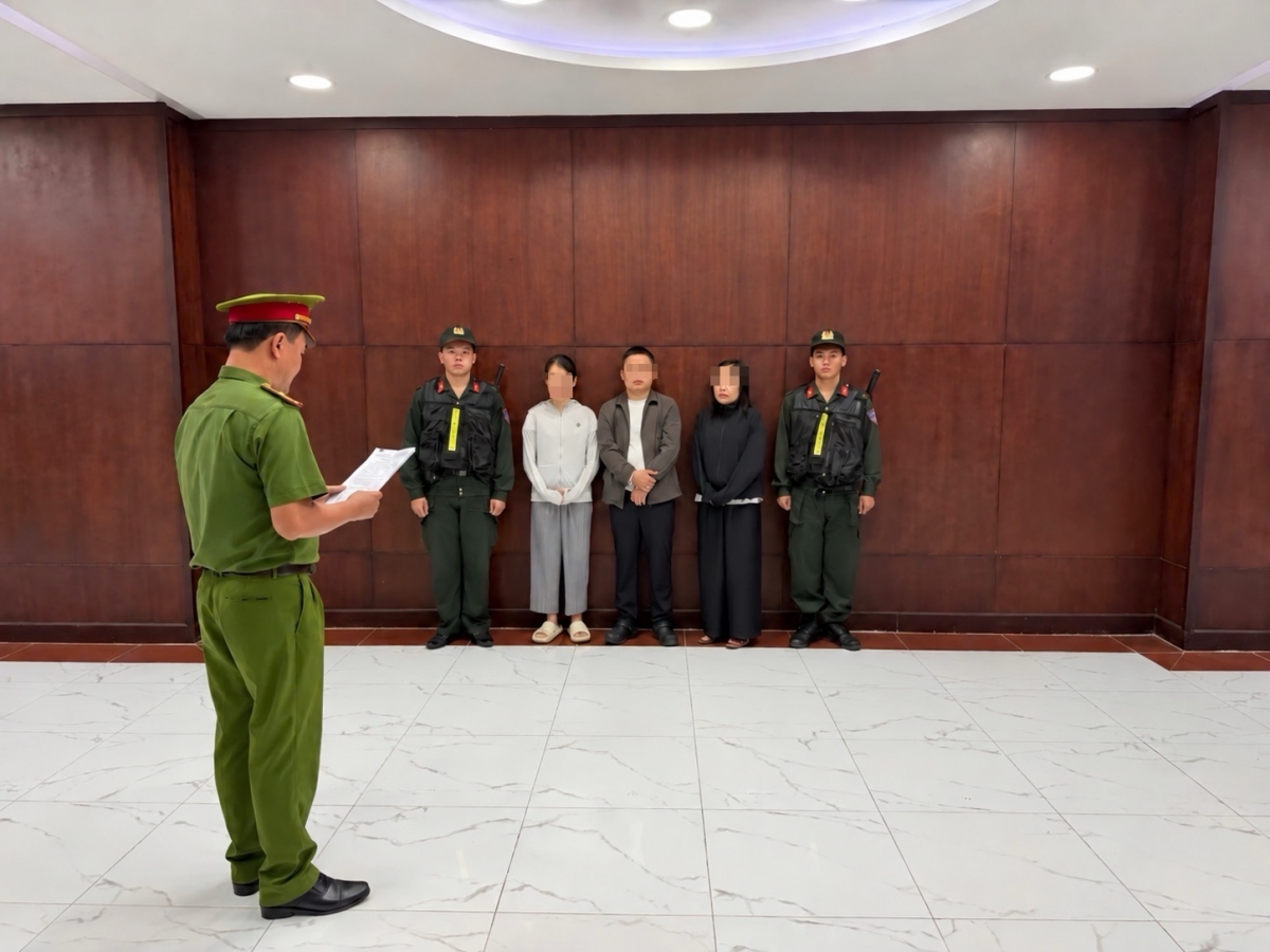 Cơ quan Cảnh sát điều tra Công an TP.HCM tống đạt quyết định khởi tố đối với 3 bị can. (Ảnh: CACC)