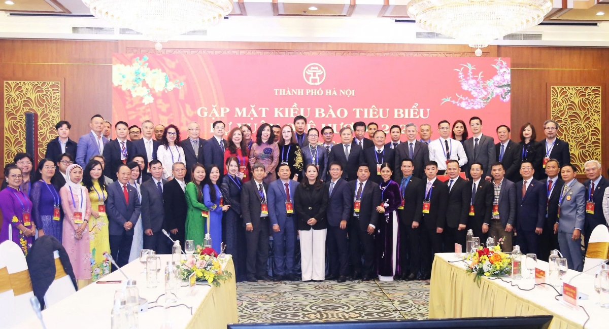 Kiều bào tiêu biểu gặp gỡ lãnh đạo thành phố Hà Nội trong chương trình Xuân Quê hương 2026 (ảnh: BNG)
