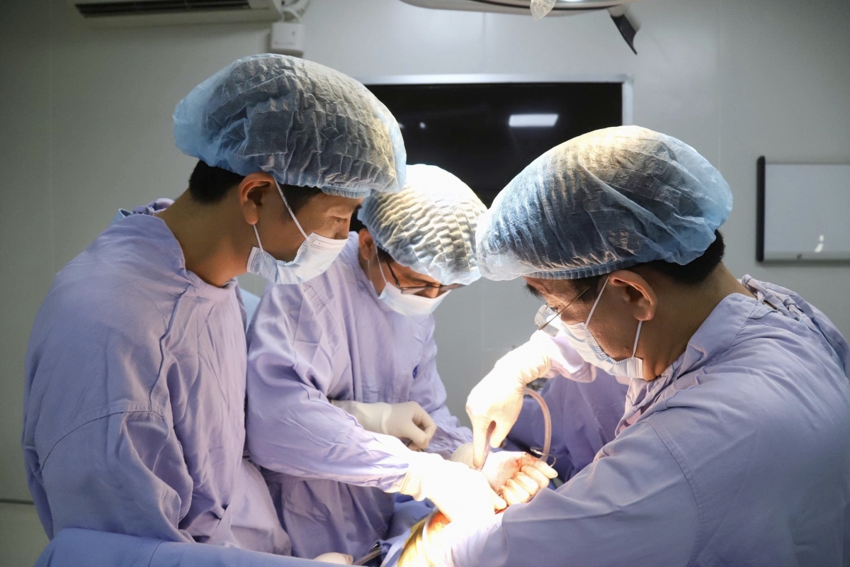 Các bác sĩ Bệnh viện K trong phẫu thuật  u mô đệm đường tiêu hóa (GIST) dạ dày cho cụ già 100 tuổi.