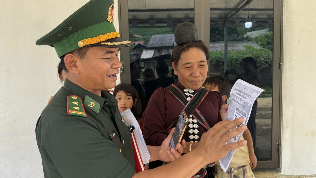 Cán bộ biên phòng hướng dẫn, hỗ trợ người dân vùng biên tiếp cận các dịch vụ số.