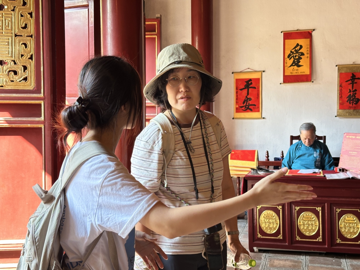 Các bạn trẻ trong câu lạc bộ Hanoikids giải đáp những thắc mắc của du khách về đền Ngọc Sơn