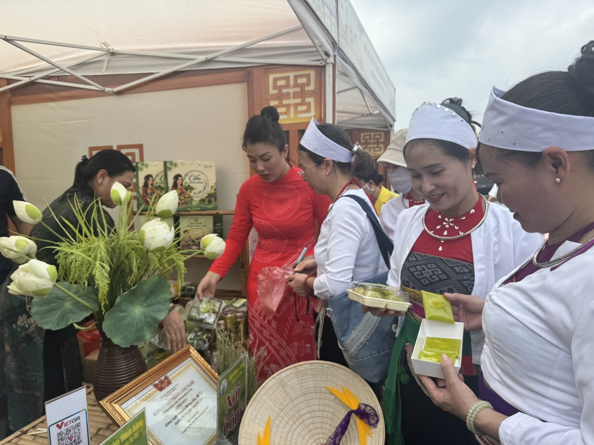 Các gian hàng trưng bày, quảng bá sản phẩm làng nghề, phố nghề, sản phẩm OCOP tại sự kiện.