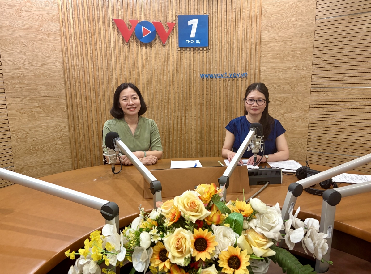 Tiến sĩ Nguyễn Ngọc Bích và BTV Minh Châu.