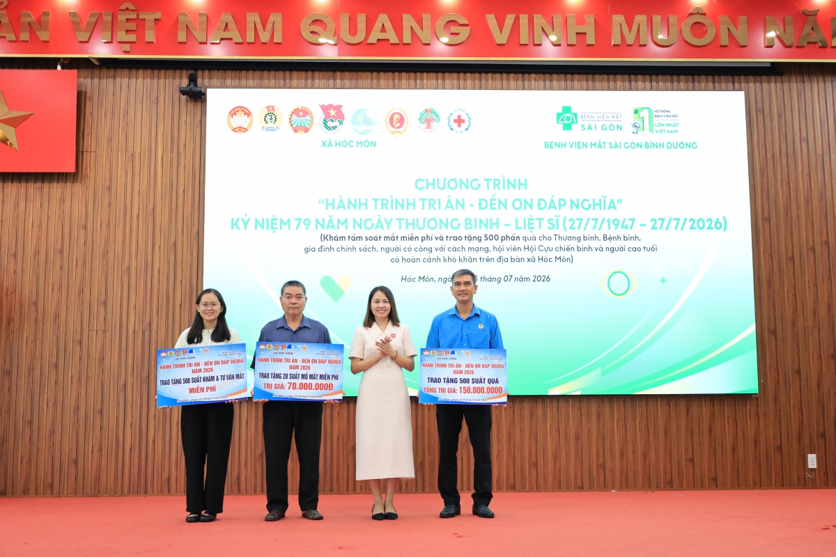 Bệnh viện trao tặng những suất khám, suất phẫu thuật miễn phí đến bà con có hoàn cảnh khó khăn tại địa bàn