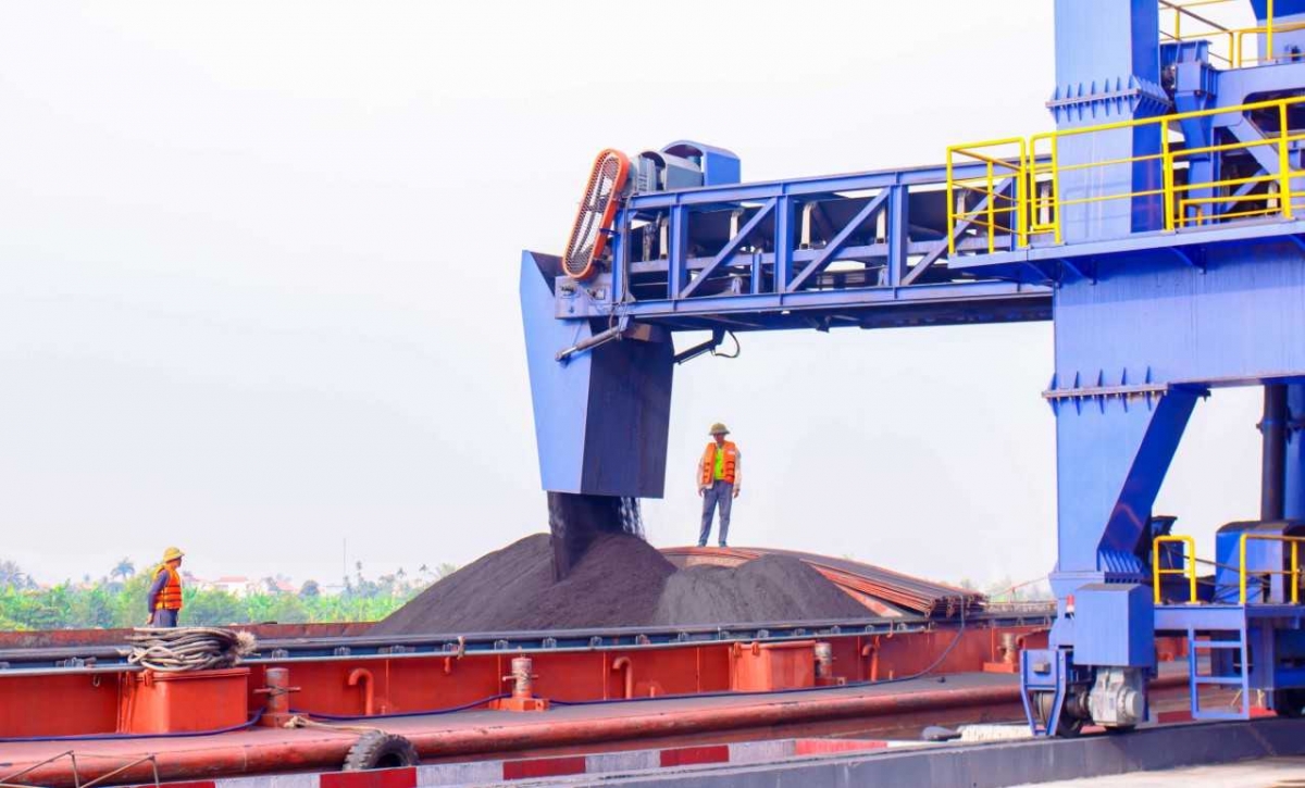 Tiêu thụ than tại cảng Điền Công - Công ty Kho vận Đá Bạc. Ảnh Vinacomin