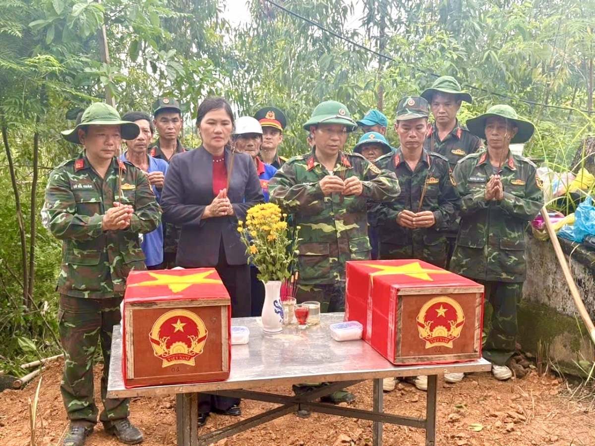 Lực lượng chức năng đã quy tập được hài 2 cốt liệt sĩ Trương Tấn và Huỳnh Cho từ thông tin quý giá do ông Nguyễn Văn Lai cung cấp. (Ảnh: Đội K51, Bộ CHQS tỉnh Đắk Lắk)