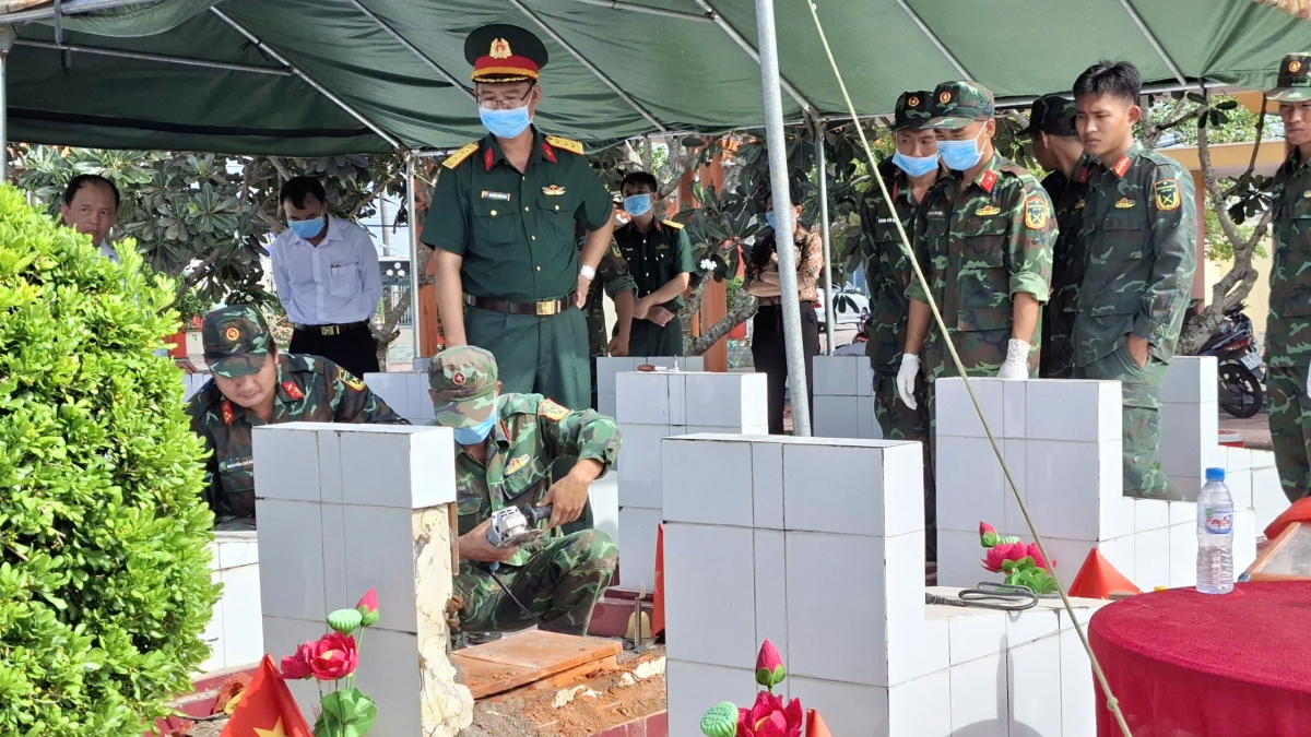 Lực lượng chức năng làm nhiệm vụ lấy mẫu hài cốt liệt sỹ tại nghĩa trang Chợ Gạo.