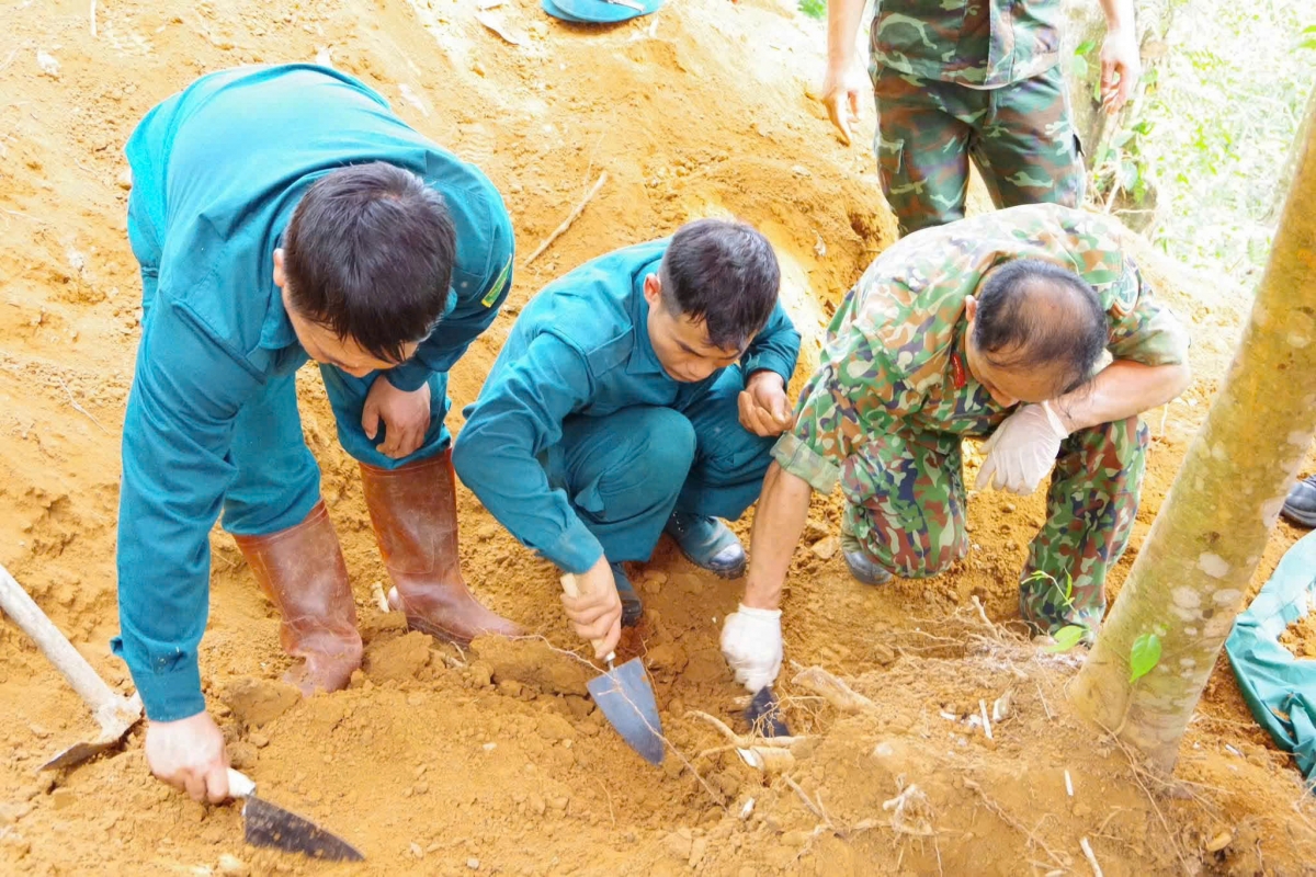 Lực lượng tìm kiếm cẩn thận đào từng vị trí để tìm kiếm hài cốt liệt sĩ.