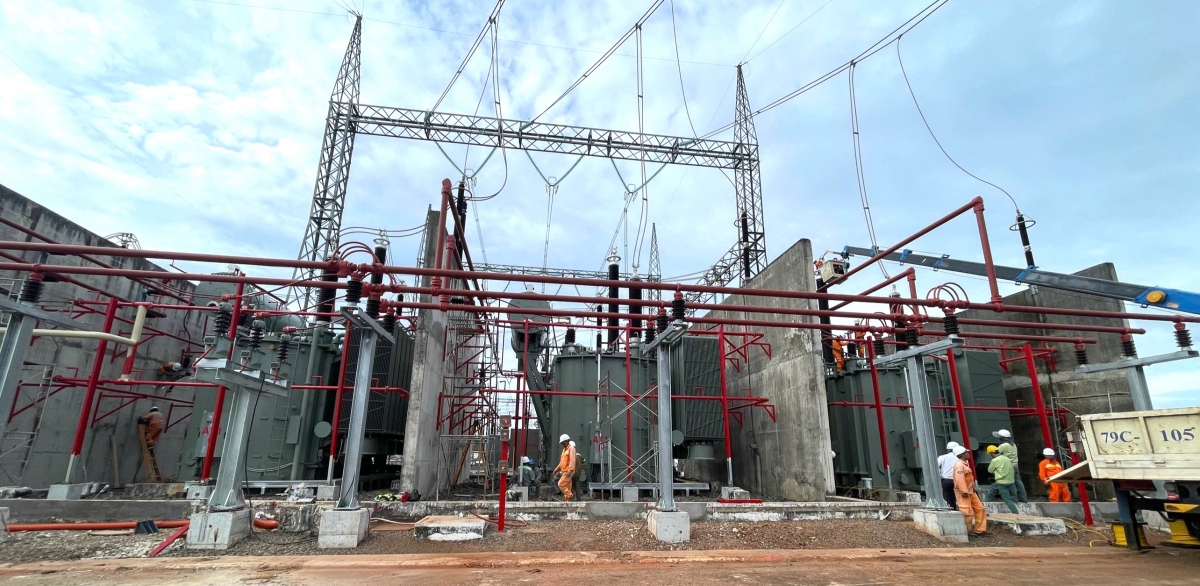 Máy biến áp AT1 được lắp đặt hoàn chỉnh trước giờ đóng điện. Ảnh Thái Bình - PTC3