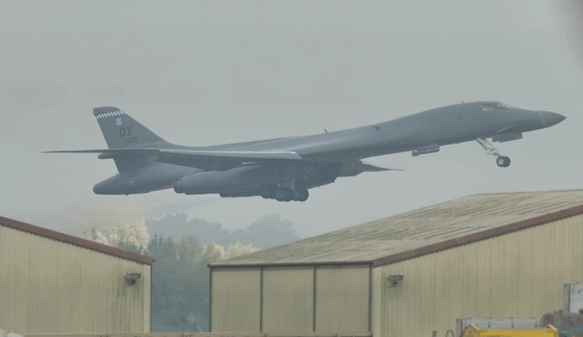 Máy bay ném bom B-1 của Mỹ cất cánh từ căn cứ không quân RAF Fairford ở Fairford, ANh, Ảnh: AP